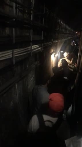 À Paris, des voyageurs évacués par les voies après une panne électrique sur la ligne 4 du métro- Témoins BFMTV