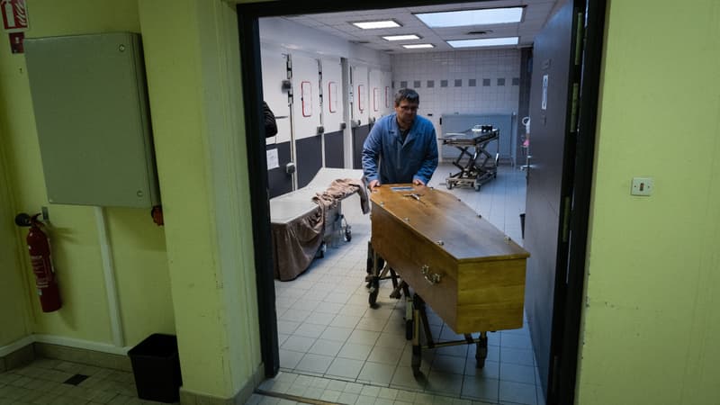 Un cercueil dans un centre funéraire de Mulhouse le 18 octobre 2024