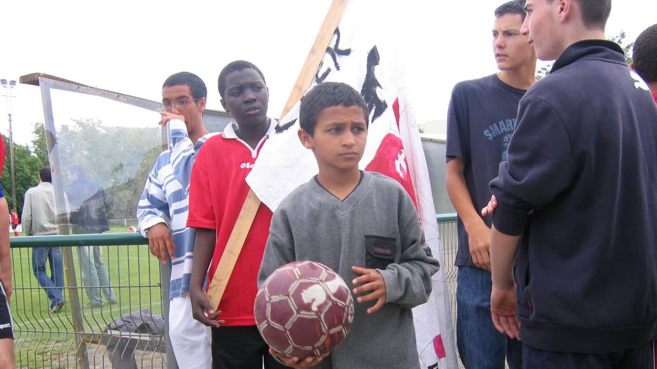 Sofiane Boufal alors plus âgé, ballon en cuir dans les mains.