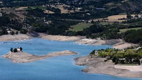 Le lac de Serre-Ponçon dans les Hautes-Alpes à Savines le lac en août 2022