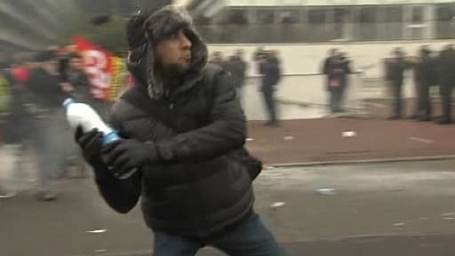 Des centaines de salariés manifestent devant le siège de Goodyear