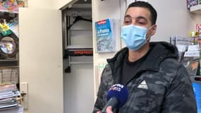 Aziz tient un kiosque à journaux dans le 10e arrondissement de Paris depuis six ans mais est désormais menacé d'expulsion.