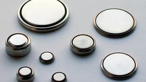 Les piles bouton et les piles au lithium sont très dangereuses une fois avalées. (Photo d'illustration)