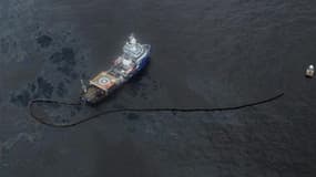 Bateau participant aux efforts pour endiguer la marée noire dans le Golfe du Mexique. Le groupe pétrolier BP réfléchit à de nouveaux moyens d'endiguer la marée noire en Louisiane après l'échec de sa solution la plus prometteuse, la mise en place d'un dôme