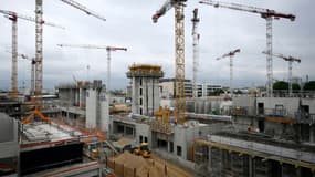 Vue du chantier de construction du village olympique sur le site Saint-Denis, au nord de Paris, le 23 mai 2022
