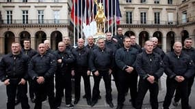 Les JNR en 2011 devant la statue de Jeanne D'Arc, à Paris. Serge Ayoub (neuvième à partir de la gauche) est leur fondateur.