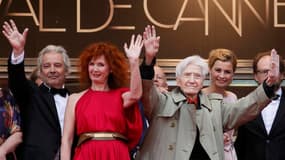 Le cinéaste Alain Resnais (au centre) sur le tapis rouge de Cannes avec, de gauche à droite, Pierre Arditi, Sabine Azema, Anne Consigny et Denis Podalydes. Le film "Vous n'Avez Encore Rien Vu" est projeté lundi en compétition pour la 65e édition du Festiv