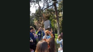 Plusieurs centaines de personnes se sont réunies aux Buttes-Chaumont pour une fête géante.