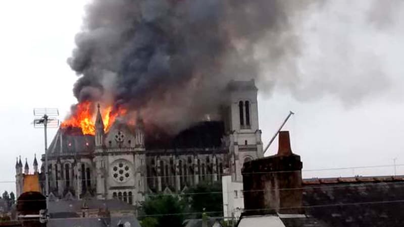 La basilique Saint-Donatien-et-Saint-Rogatien à Nantes en feu ce lundi matin.