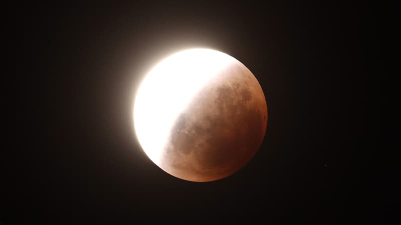 "Lune de sang": les images de l'éclipse lunaire totale survenue ce mardi