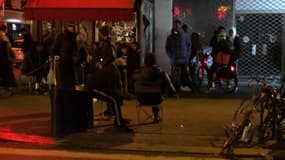 Ces épiceries de nuit se retrouvent transformées en bar de rue. 