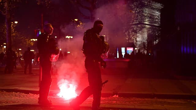 Des policiers à proximité des Champs-Elysées après la victoire de la France contre le Maroc (2-0)