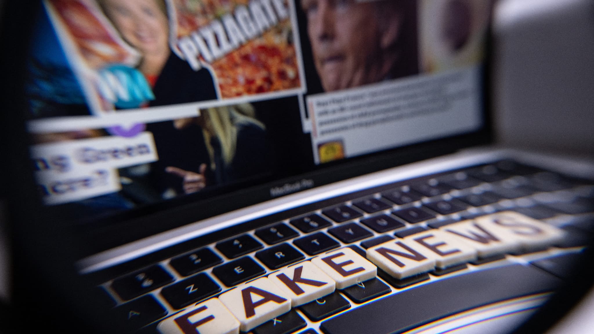 L'étude examine aussi l'influence des fake news et établit que l'exposition à la désinformation est largement répandue. (illustration).