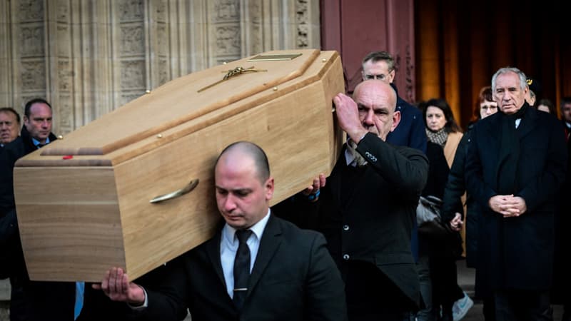 Le Premier ministre François Bayrou se tient derrière le cercueil d'Anne-Marie Comparini, l'ancienne présidente de la région Auvergne-Rhône-Alpes.