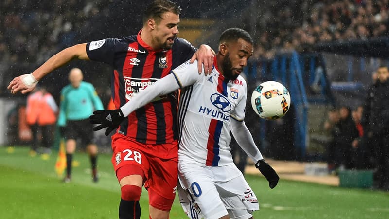 Alexandre Lacazette au duel avec Damien Da Silva