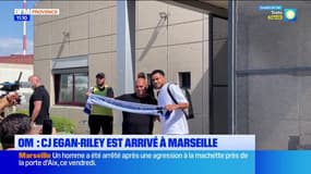 Le nouveau défenseur de l'OM CJ Egan-Riley est arrivé hier à Marseille, accueilli par plusieurs dizaines de supporters.