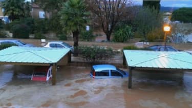 Une rue de La Londe-les-Maures recouverte d'un torrent boueux.