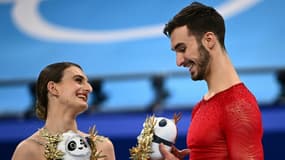 Gabriella Papadakis et Guillaume Cizeron sur le podium de l'épreuve de danse sur glace, le 14 février 2022 aux Jeux de Pékin