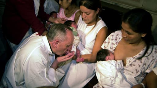 Encore archevêque en 2005, le pape François donnait des cérémonies de baoins de pieds à Buenos Aires.
