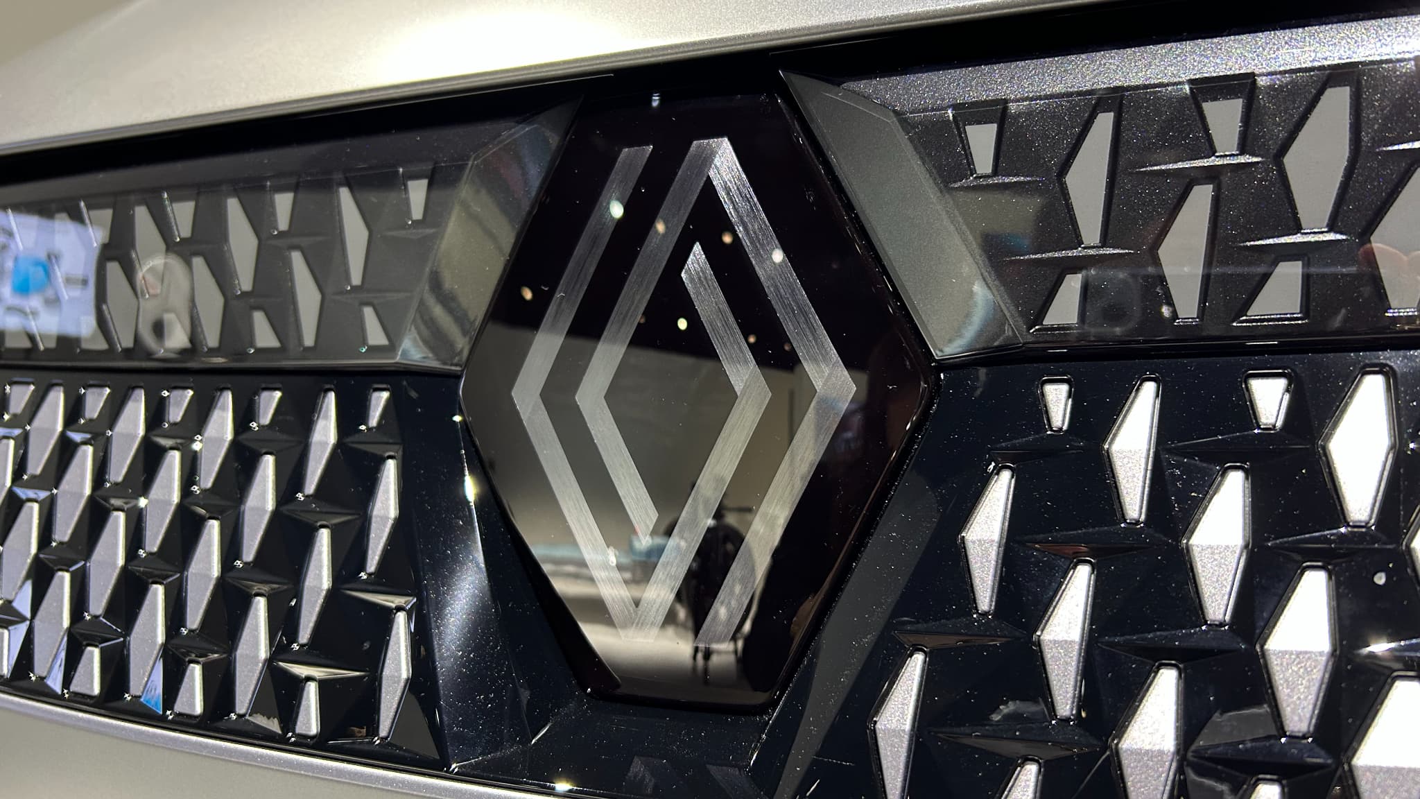 Ce nouveau Scénic adopte une nouvelle calandre avec le nouveau logo de Renault au centre.