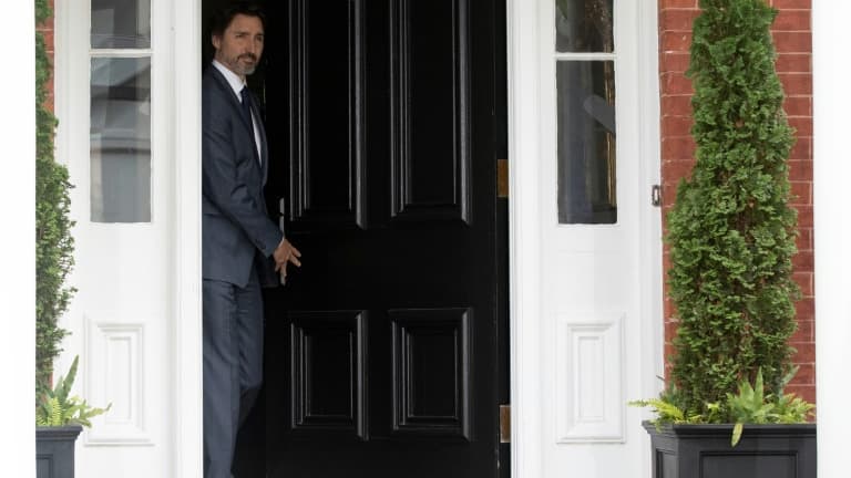 Le Premier ministre canadien Justin Trudeau sort de Rideau Cottage, sa résidence de fonction à Ottawa, pour son point de presse quotidien sur le coronavirus, le 25 juin 2020.