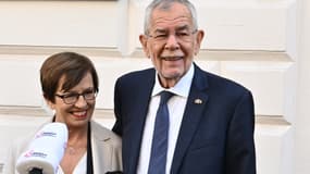Le président autrichien sortant Alexander Van der Bellen, avec son épouse Doris Schmidauer, le 9 octobre 2022 à Vienne