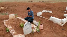 Cimetière près de Deraa, dans le sud de la Syrie. Mars a été le mois le plus sanglant en deux années de conflit, avec plus de 6.000 morts dont un tiers de civils, selon l'Observatoire syrien des droits de l'homme (OSDH). /Photo prise le 30 mars 2013/REUTE