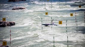 Camille Vuitton passe une porte de slalom, le 11 mai 2024, à Argentière-la-Besse