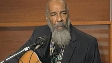 Richie Havens chantant Freedom, le tube de Woodstock