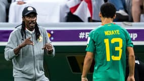Aliou Cissé en discussion avec Iliman Ndiaye lors du Mondial 2022