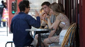 Dans les bars, les Français consomment de moins en moins d'alcool