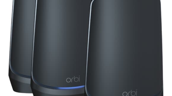 Le pack routeur Orbi Mesh WiFi 6E existe en noir ou en blanc Le pack routeur Orbi Mesh WiFi 6E existe en noir ou en blanc