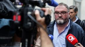 L'ancien anesthésiste français Frédéric Péchier s'adresse à la presse à son arrivée au palais de justice de Besançon, à Besançon, dans le nord-est de la France, le 8 septembre 2025.