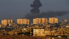 Israël a poursuivi ses bombardements contre des cibles activistes dans la bande de Gaza dimanche pour la cinquième journée consécutive, par des moyens navals et aériens avant une éventuelle intervention terrestre. /Photo prise le 18 novembre 2012/REUTERS/