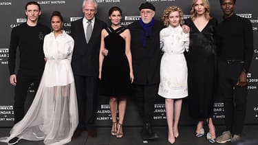 Le danseur ukrainien Sergei Polunin, le président de Pirelli Marco Tronchetti Provera, l'actrice française Laetitia Casta, le photographe écossais Albert Watson, l'actrice américaine Julia Garner, le top model danois Astrid Eika et le danseur américain Calvin Royal III à la présentation du calendrier Pirelli 2019, à Milan le 5 décembre 2018.