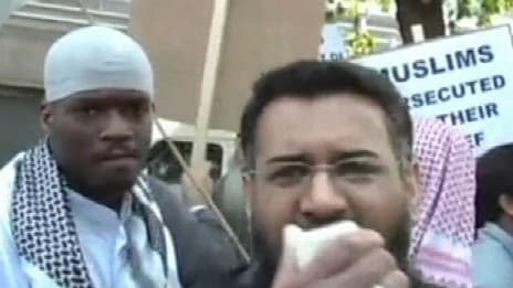 Michael Adebolajo, un des suspects du meurtre d'un soldat britannique à l'arme blanche, lors d'une manifestation à Londres, en 2007.