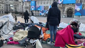 Des sans-abri installés devant l'hôtel de ville de Paris pour demander des solutions d'hébergement d'urgence.