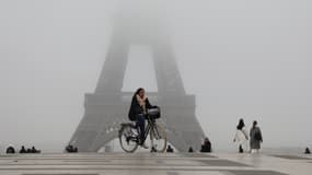 Une femme à vélo, place du Trocadéro, à Paris, le 5 décembre 2019.