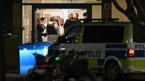 Des policiers travaillent sur les lieux de l'école Risbergska à Orebro, en Suède, le 4 février 2025, à la suite d'informations faisant état d'un crime grave et violent.