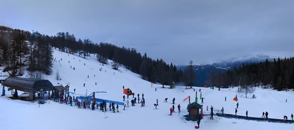 Le Clos du Serre enneigé, au domaine skiable du Pra Loup le 30 décembre 2022.