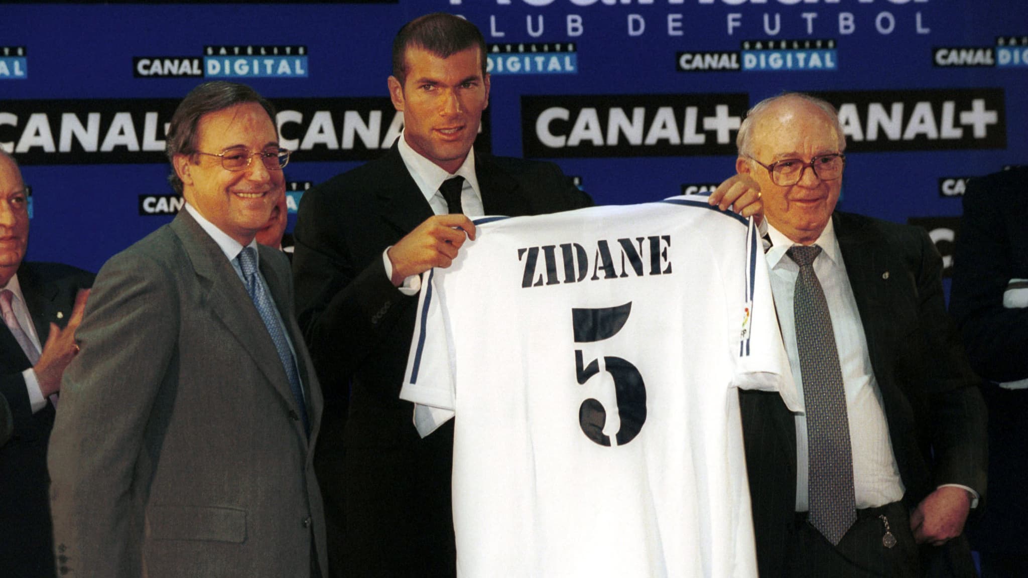 Zinédine Zidane lors de son arrivée au Real Madrid avec Florentino Pérez et Alfredo Di Stefano, le 30 août 2001