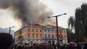 La mairie d'Annecy en feu. Capture d'écran - Image témoin BFMTV
