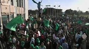 Des milliers de Libyens ont pénétré samedi dans le camp militaire de Mouammar Kadhafi à Tripoli, formant un bouclier humain contre d'éventuelles frappes de la coalition occidentale. Des Libyens de tous les milieux se sont dirigés vers Bab al Azizia, la ba