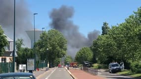Un incendie s'est déclaré dans la zone industrielle de Saint-Ouen-l'Aumône ce dimanche