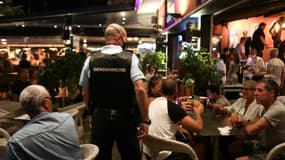 Un gendarme patrouille dans un bar pour contrôler le port du masque à Argelès-sur-Mer, le 13 août 2020