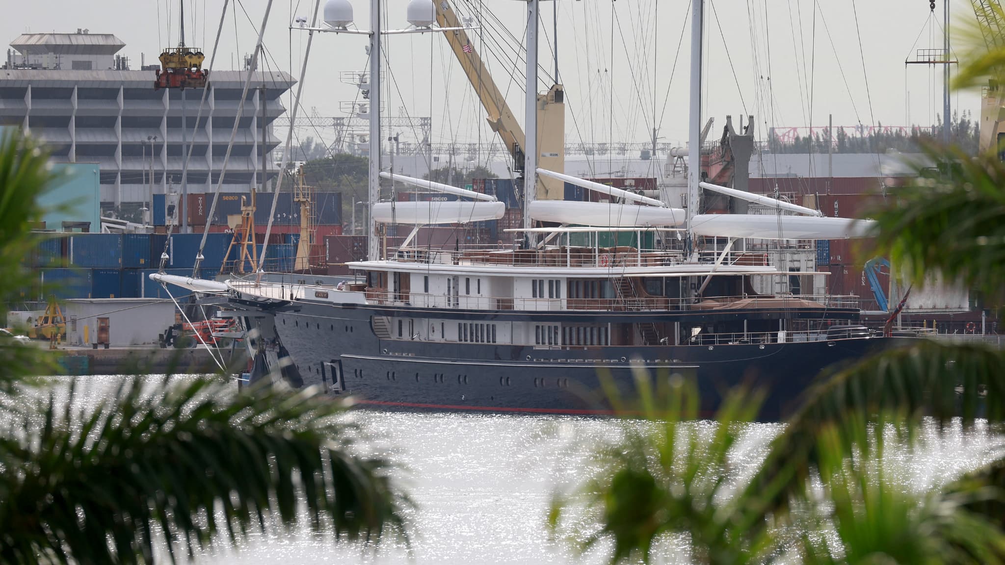 Le yacht de Jess Bezos, baptisé Koru, amarré en Floride le 29 novembre 2023