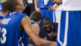 L'entraîneur de l'équipe de France de basketball des moins de 20 ans, Jean-Aimé Toupane, s'adresse à ses joueurs, lors d'un temps mort pendant la demi-finale des Championnats d'Europe, le 21 juillet 2021 à Ljubljana (Slovénie)
