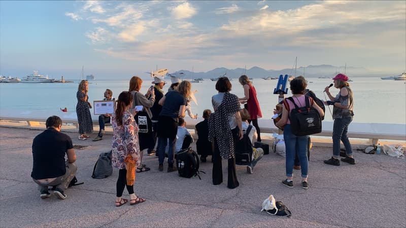 Une vingtaine de militants écologistes ont manifesté contre les jets privés à Cannes, le 24 mai 2023. 