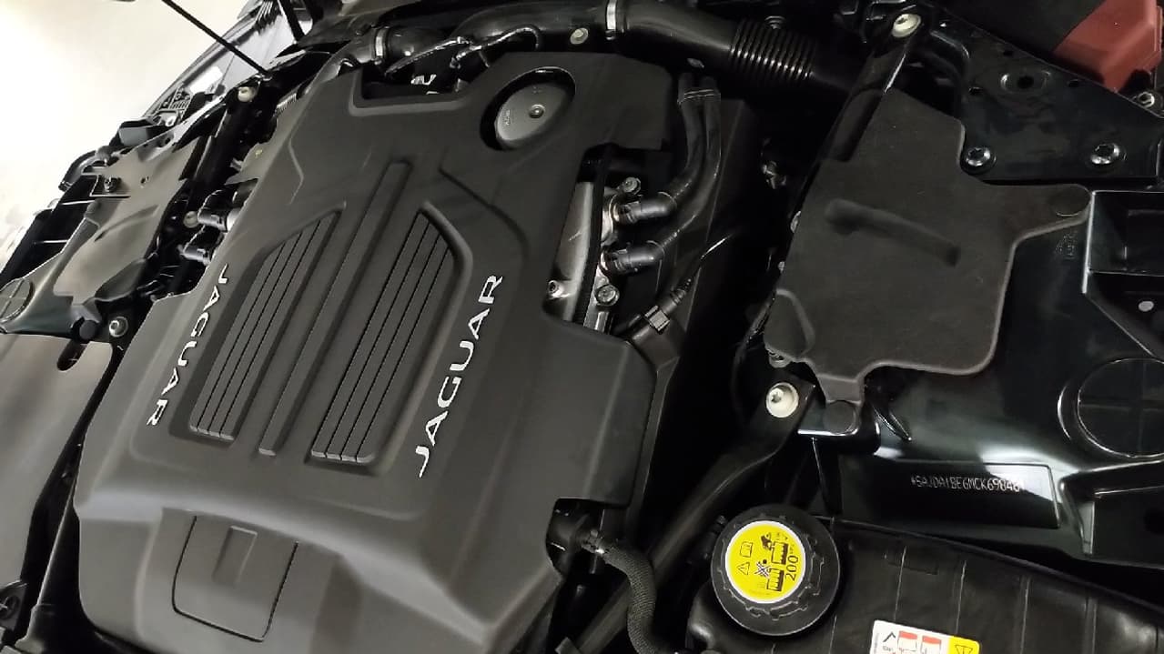 Sous le capot de cette F-Type R, une motorisation V8 de 580 chevaux. Sous le capot de cette F-Type R, une motorisation V8 de 580 chevaux.