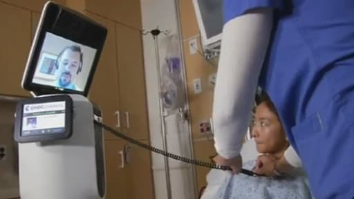 Le robot d’Intouch Health examine une patiente à l’hôpital.